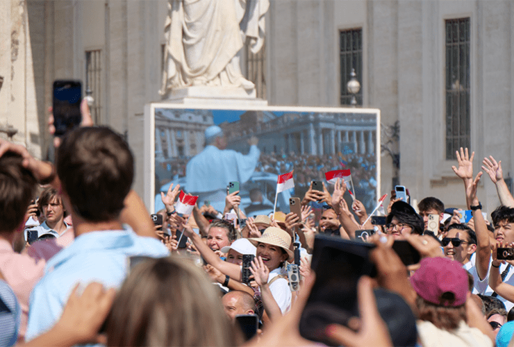 Une photo du Pape place Saint-Pierre pour illustrer le podcast Prie en Chemin "Accueillir Léon XIV".