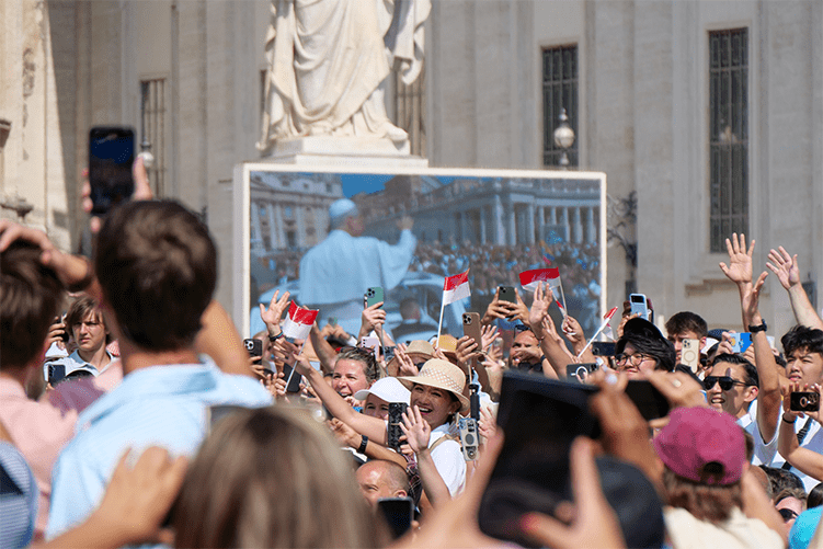 Une photo du Pape place Saint-Pierre pour illustrer le podcast Prie en Chemin "Accueillir Léon XIV".